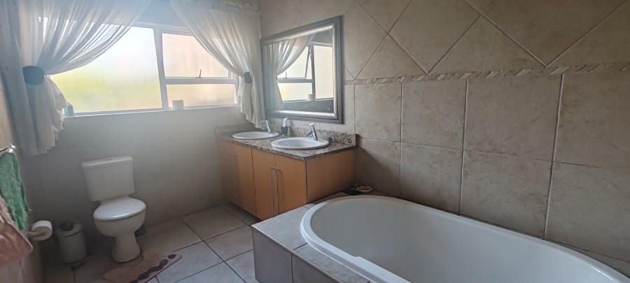 4 Bedroom Property for Sale in Caribbean Beach Club North West